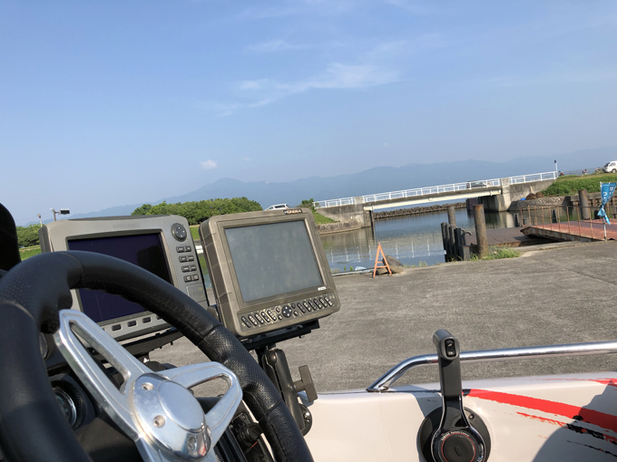 灼熱の夏の琵琶湖でバス釣り：タク石黒プロ×パンチショット