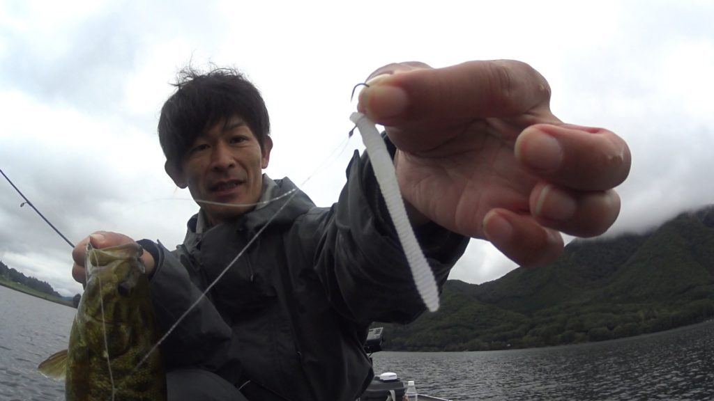 木崎湖の10月ディープレンジのバス釣り【サワムラ・リッジ3インチのロングリーダーダウンショット】